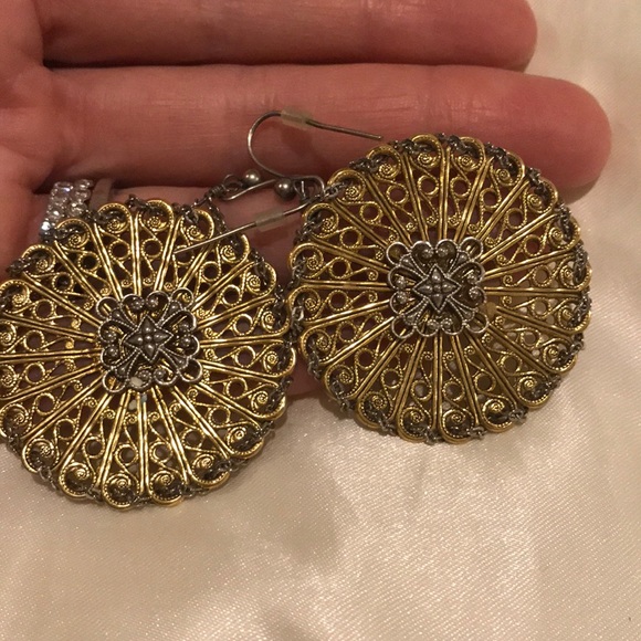Gold disc earrings - Picture 2 of 2